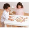 kinderen spelen met houten memoryspel voertuigen Woet