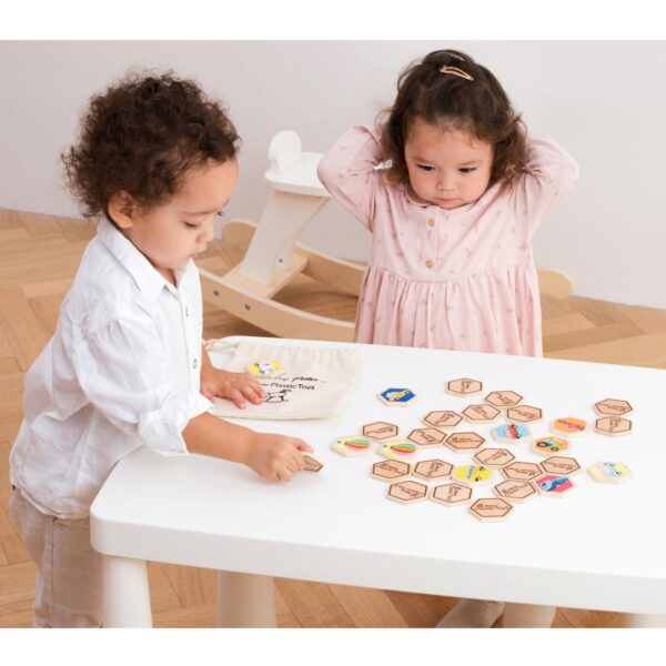 kinderen spelen met houten memoryspel voertuigen Woet