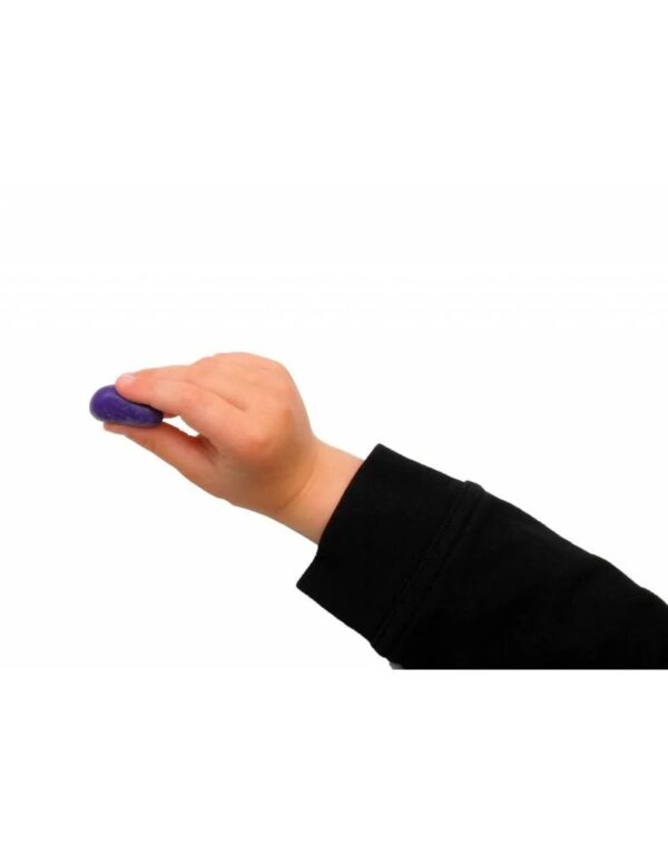 Kind tekent met Crayon Rocks ergonomische krijtjes
