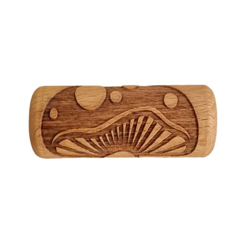 Houten sensorische roller van het merk Kiddi met ingegraveerd paddenstoelenpatroon – ideaal voor sensorisch spel met klei of speelzand.