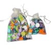 Zakjes gevuld met van kleine figuren van het merk Kiddi, ontworpen als loose parts voor open-einde spel – stimuleert fantasie, sorteren, tellen en sensorische ontdekking bij kinderen.