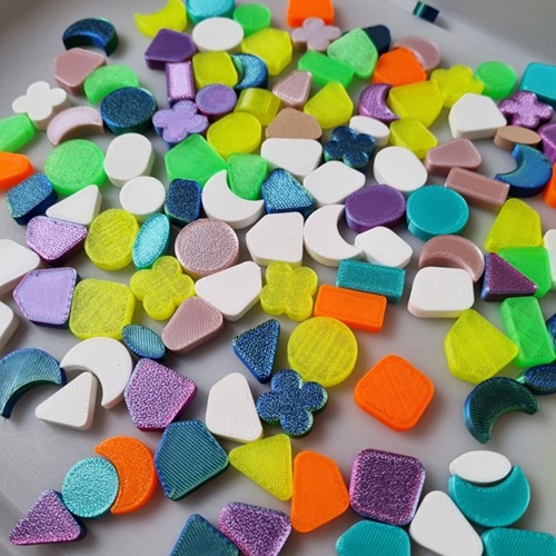 Set van kleine figuren van het merk Kiddi, ontworpen als loose parts voor open-einde spel – stimuleert fantasie, sorteren, tellen en sensorische ontdekking bij kinderen.