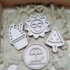 sundae, zon, ijsje en strandstoel stempel liggend op speelzand. Een set mini vulvormen te gebruiken in magisch zand, speelrijst voor sensorisch spel