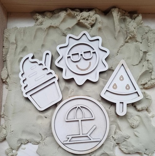 sundae, zon, ijsje en strandstoel stempel liggend op speelzand. Een set mini vulvormen te gebruiken in magisch zand, speelrijst voor sensorisch spel