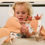 handpop-hertenkalf-egmont-toys-educatief-duurzaam-speelgoed Egmont Toys Handpop Hertenkalf – zachte katoenen pop voor poppenkast en taalontwikkeling