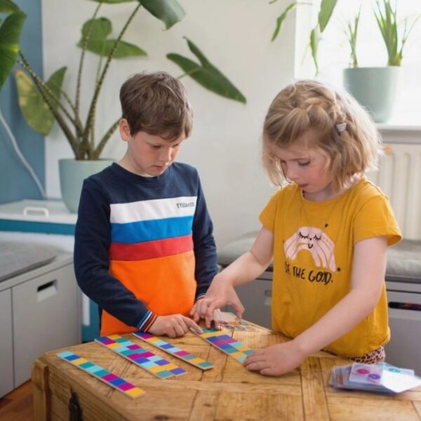 BS Toys Brain Race tafelspel – educatief denkspel voor kinderen en families- het speellab-jpg kinderen spelen het spel BS Toys Brain Race spel – educatief tafelspel voor kinderen en gezinnen, met houten schijven en voorbeeldkaarten het speellab