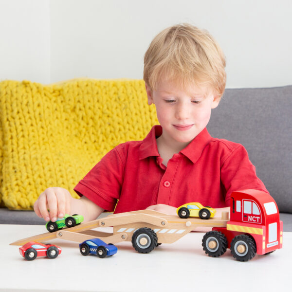 autotransporter-houten-speelgoed-laadruimte Houten autotransporter van New Classic Toys met detailfoto