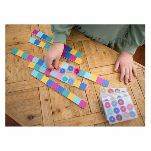 bs-toys-brain-race-spel-educatief-tafelspel-kinderen.-het-speellab-4.jpg kin deren spelen het spel BS Toys Brain Race spel – educatief tafelspel voor kinderen en gezinnen, met houten schijven en voorbeeldkaarten het speellab
