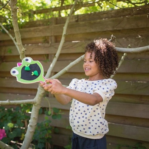 Kinderen spelen vliegenspel met Gekko Racket van BS Toys