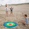 Kinderen op het strand spelen dartspel XXL BS toys
