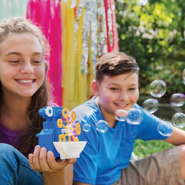 Kind bouwt bellenblaas robot met 4M KidzLabs techniekset