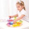 New Classic Toys octagon puzzel in gebruik door kind