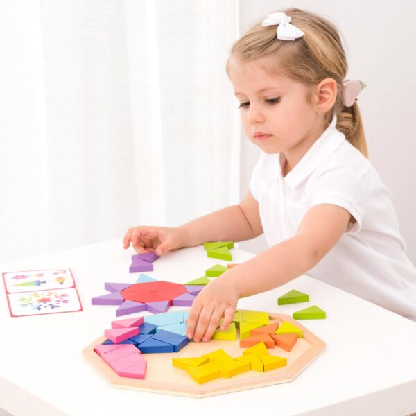 New Classic Toys octagon puzzel in gebruik door kind