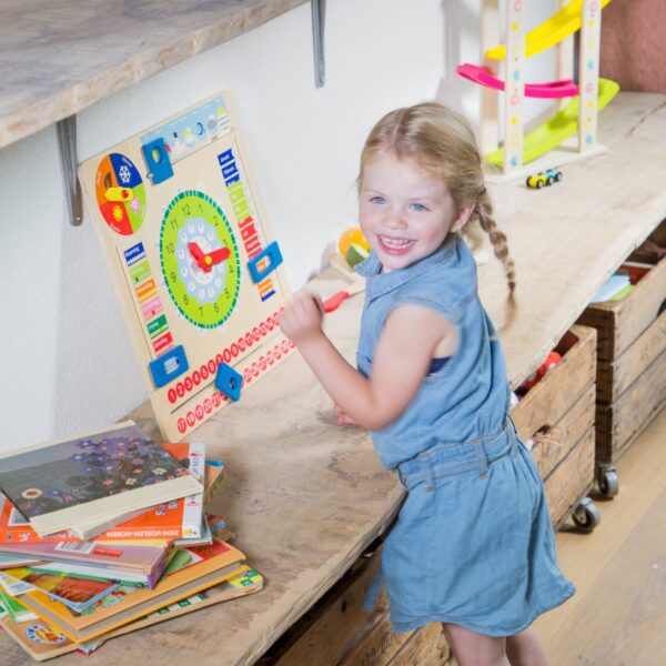 New Classic Toys educatief leerspeelgoed – kalenderklok rechtopstaand