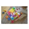 Kind speelt met Goki Morgana houten bouwblokken