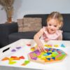 Geometrische puzzelstukken in houten puzzelbord
