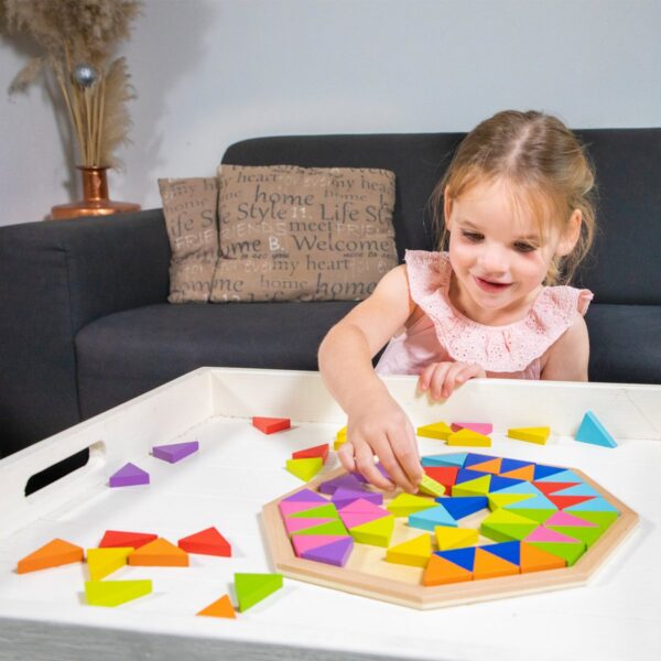 Geometrische puzzelstukken in houten puzzelbord