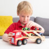 houten-autotransporter-kinderen-rollenspel Close-up van houten autotransporter en laadruimte