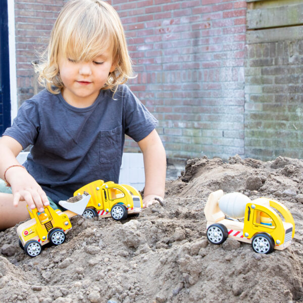 Peuters spelen met houten bouwvoertuigen – constructiespeelgoed