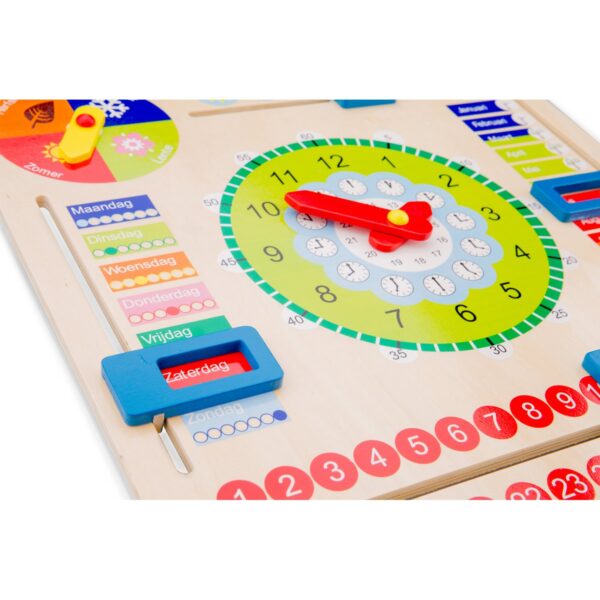 Detailfoto houten wijzerplaat New Classic Toys Kalenderklok