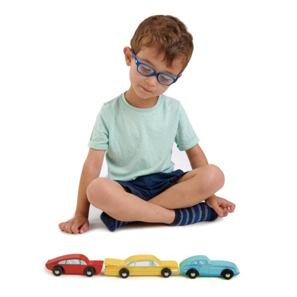 Kind speelt met Tender Leaf houten retro auto’s op vloer