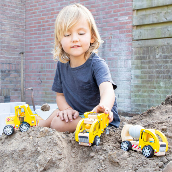Peuter speelt met houten bouwvoertuigen – constructiespeelgoed