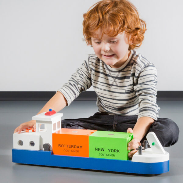 new-classic-toys-containerboot-hout-met-containers.jpg Containerhaven speelgoedlijn – rijnaak met 2 containers voor kinderen bij het speellab