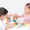 Kind speelt met New Classic Toys houten evenwichtsspel