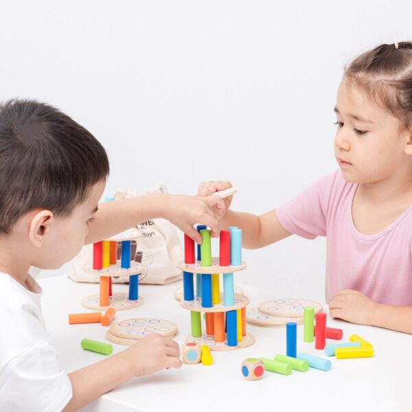 Kind speelt met New Classic Toys houten evenwichtsspel