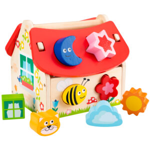 Woet houten vormenhuis met alle vormen buiten en in het huis.
