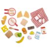 Kindvriendelijke houten picknickaccessoires in picknickmand