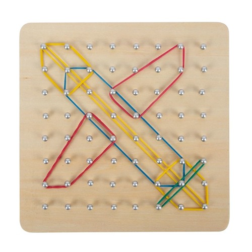 Montessori geoboard van hout met afgeronde pinnetjes met vliegtuig bij het speellab