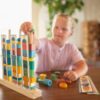 Jongen speelt het spel stapeltorens met alle houten blokken.