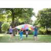 Kinderen spelen met BS Toys parachute vang- en werpspel buiten in park
