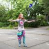Kind speelt met BS Toys Diabolo Blauw in de tuin