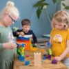 Kinderen spelen samen met BS Toys Draak Steken spel