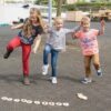 Kinderen die actief bewegen tijdens het BS Toys Moves spel