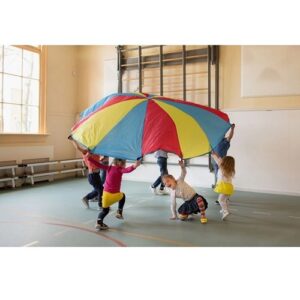 Educatief teamspel met parachute van BS Toys bij Het Speellab