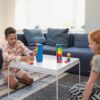 bs-toys-stapeltorens-hout Kind bouwt toren met BS Toys stapelblokken