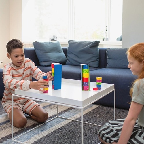 bs-toys-stapeltorens-hout Kind bouwt toren met BS Toys stapelblokken
