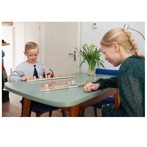 Kinderen spelen het raadspel Welke Koe Ben Ik van BS Toys