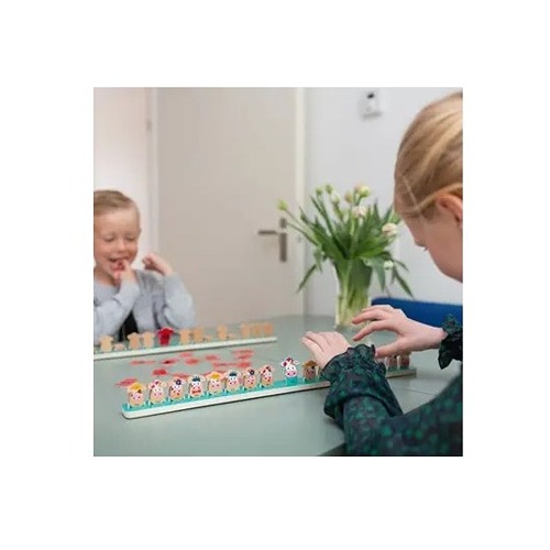 Kinderen spelen samen het raadspel Welke Koe Ben Ik van BS Toys