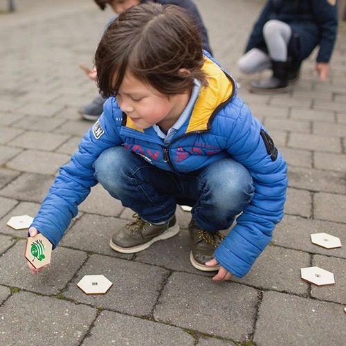 kind vindt correct beestje bij BS Toys houten zoekspel