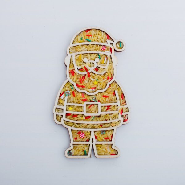 houten kerstman tray gevuld met speelrijst Het Speellab