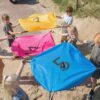Kinderen spelen actief buitenspel met eekhoorn parachutes