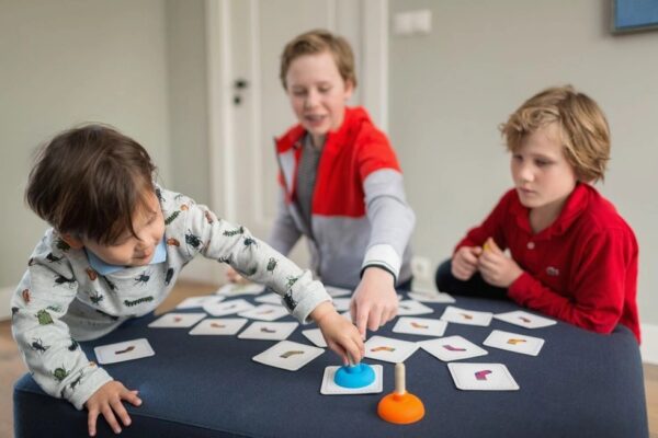 het-speellab-bs-toys-memory.jpg Kinderen spelen BS Toys Kroko’s Sok Memory