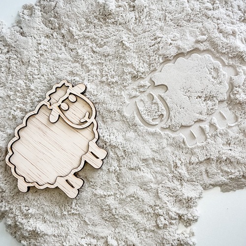 Leuk met Letters vultray schaap met zand en stempel in het zand