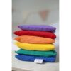 Open einde speelgoed pittenzak regenboogkleuren bij het speellab