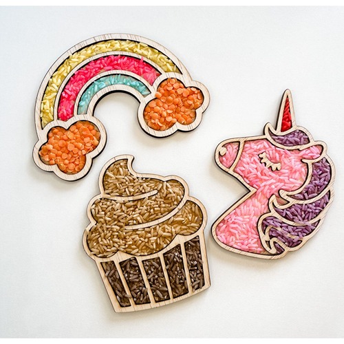 houten regenboog tray gevuld met speelrijst Het Speellab houten regenboog tray gevuld met speelrijst Het Speellab