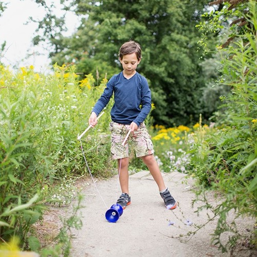 Diabolo truc uitvoeren met blauwe diabolo
